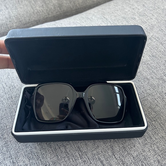 Givenchy black oversized glasses on sale. - Picture 4 of 7